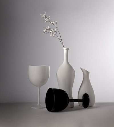 Weiße Vasen schwarzes Glas von Margareth Perfoncio