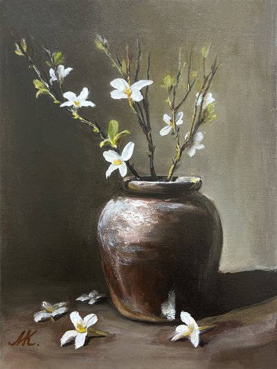 Rustikale Vase mit weißen Blumen von Marina Kozyr