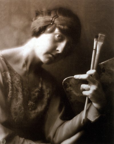Halbporträt der Malerin Elisabeth Chaplin. Sie hält zwei Pinsel und eine Palette in der linken Hand von Mario Nunes Vais