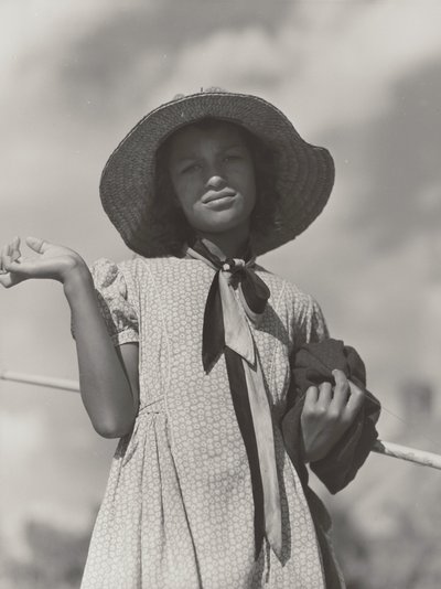 Tochter einer Cajun-Familie kehrt nach dem Fischen im Cane River, Melrose, Louisiana, nach Hause zurück von Marion Post Wolcott