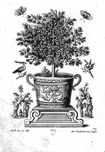 Ornamentaler Baum in einer Urne auf einer kleinen Bühne von Martin Engelbrecht