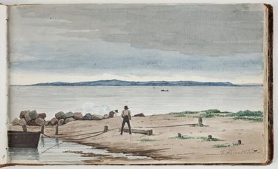 Aussicht auf eine Strandlandschaft mit Unwetterwolken am Himmel. Zwei Männer arbeiten an einem Boot und einem Feuer im Vordergrund von Martinus Rørbye