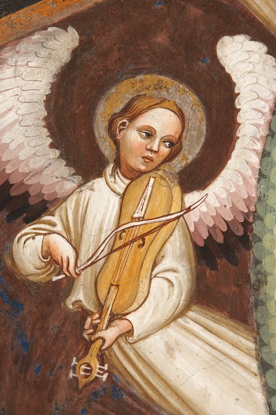 Mariä Himmelfahrt und die Jungfrau Maria lässt den Gürtel oder Heiligen Gürtel zu St. Thomas fallen (Detail): Ein Engel spielt Musik und eine Violine, ca. 1420 von Master of Vignola