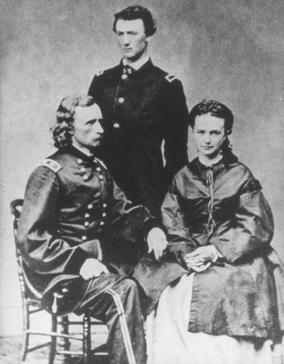 General George A. Custer (1839-76) mit seiner Frau Elizabeth und seinem Bruder Tom von Mathew Brady
