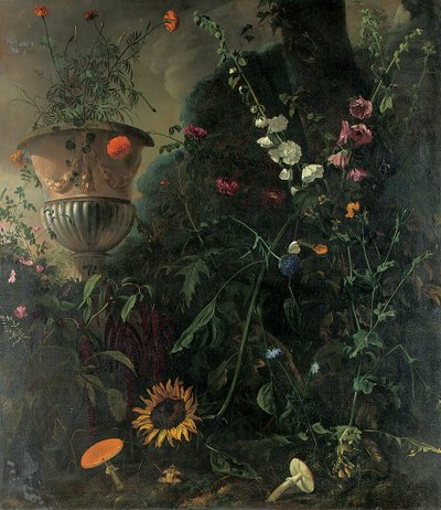 Stockrosen, Rosen, eine blaue Spitzenblume, Sonnenblume und Pilze, mit Ringelblumen in einer Urne bei einem Baum von Matthias Withoos