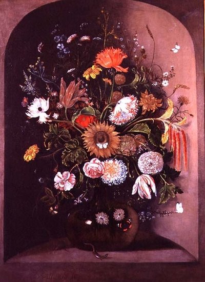 Gemischte Blumen in einer Glasschale in einer Nische mit einer Eidechse und einer Maus von Matthias Withoos