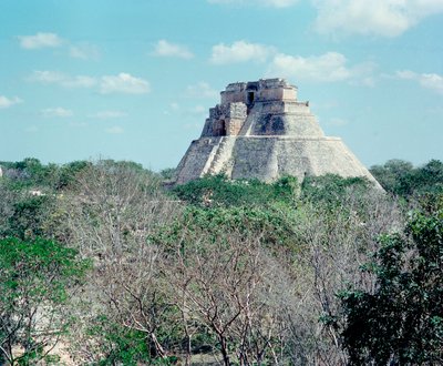 Präkolumbische Zivilisation: Ansicht des oberen Tempels auf der Stätte von Uxmal, antike Maya-Hauptstadt, Puuc-Stil. Nord-Yucatan 600-900 n. Chr. Mexiko von Mayan