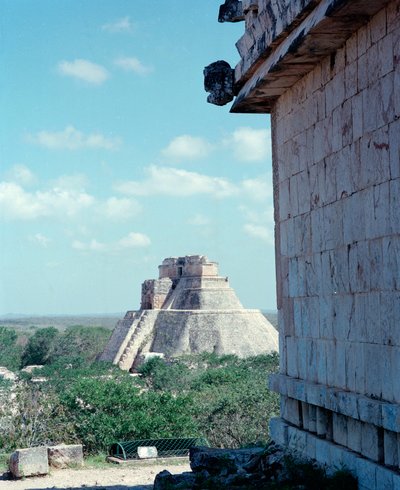 Präkolumbische Zivilisation: Blick auf den oberen Tempel auf der Stätte von Uxmal, antike Maya-Hauptstadt, Puuc-Stil. Nord-Yucatan, 600-900 n. Chr. Mexiko von Mayan