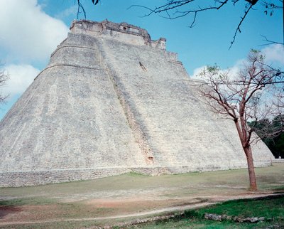 Präkolumbische Zivilisation: Blick auf den oberen Tempel auf der Stätte von Uxmal, antike Maya-Hauptstadt, Puuc-Stil. Nord-Yucatan, 600-900 n. Chr. Mexiko von Mayan
