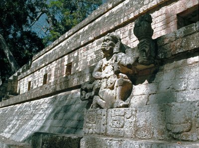 Blick auf die Mauer der Akropolis mit Skulpturen der Herrscher von Copan, klassische Periode 7.-8. Jahrhundert von Mayan