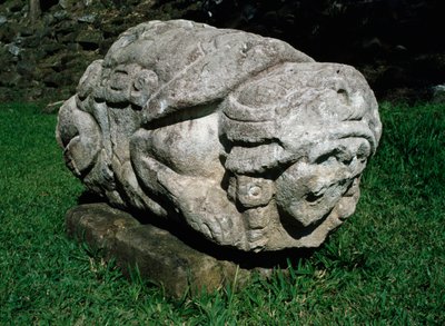 Zoomorpher Altar aus einem Block Sandstein geschnitzt von Mayan