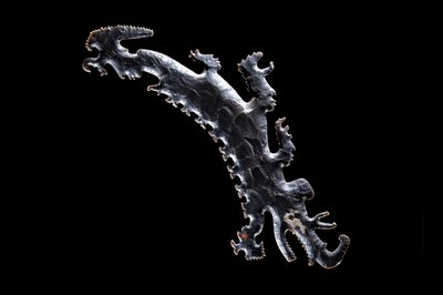 Exzentrischer Feuerstein, der ein Krokodil-Kanu mit Passagieren darstellt von Mayan Mayan