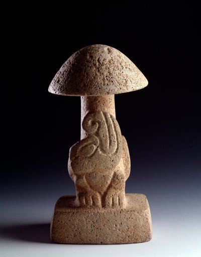 Präkolumbische Kunst, Maya-Zivilisation, vorklassische Periode: Basaltskulptur in Form eines Pilzes mit der Darstellung einer stilisierten Schlange von Mayan Mayan
