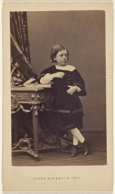 [Unidentifiziertes kleines Mädchen, das mit dem Ellbogen auf einem geschlossenen Buch auf einem Tisch steht] von Mayer and Pierson