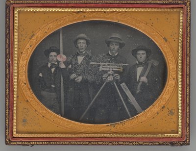 Unbetiteltes Gruppenporträt von Vermessern, 1855 von McDonell and Co.