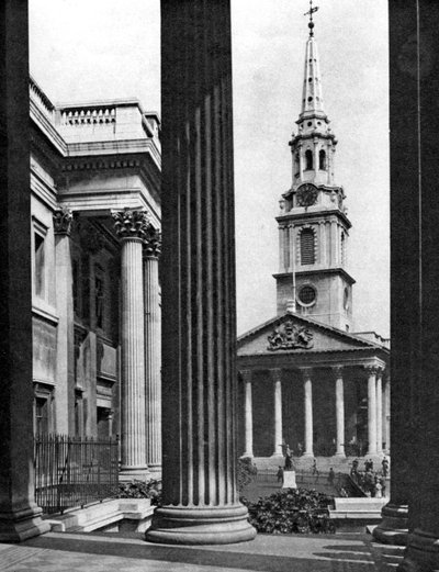 St Martin-in-the-Fields zwischen den Säulen der National Gallery, London, 1926-1927 von McLeish