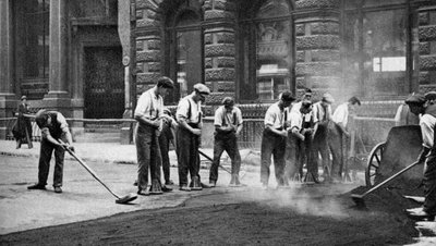 Arbeiter, die Teer und Asphalt in Cornhill, London, verlegen, 1926-1927 von McLeish