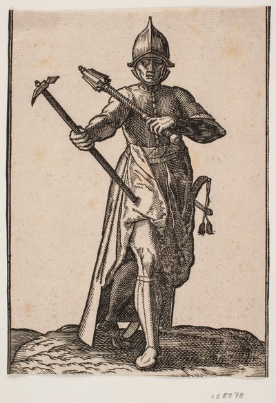Stehender Soldat mit Helm, frontal gesehen; in der rechten Hand ein Kriegshammer, in der linken Hand eine Keule, das hintere Bein und der Fuß verdreht im Verhältnis zum vorderen; an der linken Seite ein Schwert von Melchior Lorck