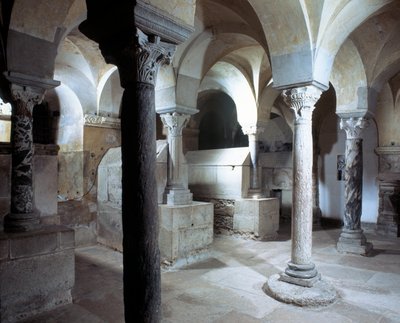 Merowingische Kunst: Blick auf die Krypta der Abtei von Jouarre. 7. Jahrhundert n. Chr. von Merovingian