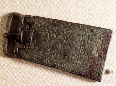 Merowingische Kunst: Bronzegürtelschnalle des Burgunderreichs (barbarisches Volk) darstellend Daniel in der Löwengrube. 550-626. Aus Franche-Comté. Nationalmuseum für Archäologie, Saint Germain en Laye von Merovingian Merovingian
