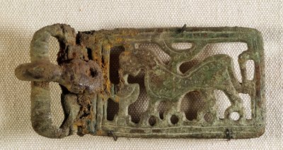 Merowingische Kunst: Gürtelverschluss, der ein fantastisches Tier darstellt. Gallien 6. Jahrhundert. Nationalmuseum für Archäologie von Saint Germain en Laye von Merovingian Merovingian