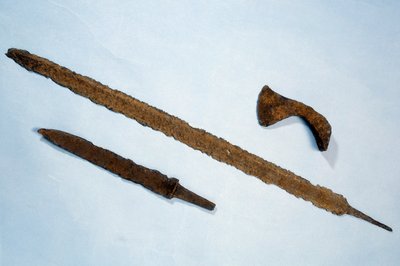 Merowingische Kunst: Schwünge und Franziska (Axt) aus Eisen aus der Normandie von Merovingian Merovingian