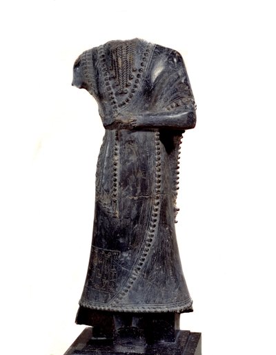 Mesopotamien: acephale Statuette aus Steatit von Idi-Ilum, Gouverneur von Mari, gewidmet der Göttin Ishtar. Ca. 1800 v. Chr. Höhe 0,41 m Paris, Musée du Louvre von Mesopotamian