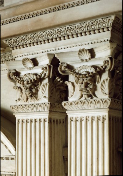 Allegorie von Tag und Nacht: Detail der Säulen und Kapitelle. Mausoleum von Giuliano de Medici. Marmorskulptur von Michelangelo Buonarroti