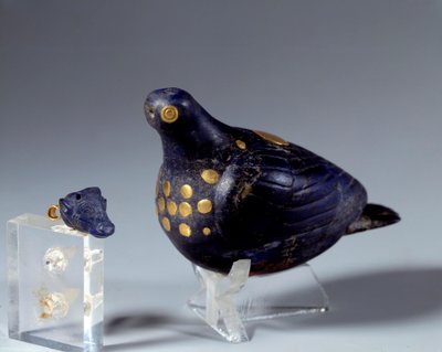 Östliche Antike: Taube aus Lapislazuli und Gold. Aus der Stätte Susa. Mittel-Elamitische Periode (Iran). 1200 v. Chr. von Middle Elamite Period