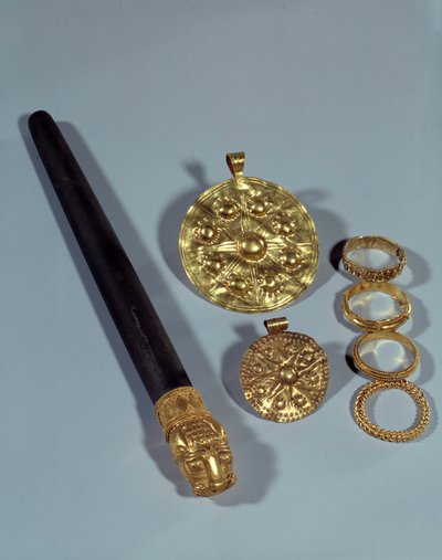 Schleifstein und Granulationsringe. Vom Fundort Susa, Südwest-Iran. Ca. 1150 v. Chr. Paris, Louvre Museum von Middle Elamite Period