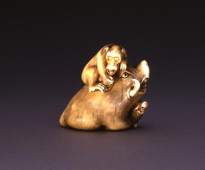 Netsuke, Darstellung eines Wildschweins mit einem Affen, ca. 1800-10 von Mitsuhide