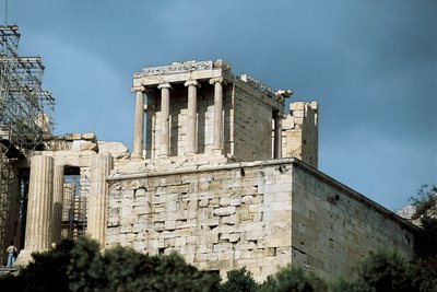 Tempel der Athena Nike, entworfen von Mnesikles und Kallikrates im 5. Jahrhundert v. Chr., Akropolis von Athen, Griechenland (Foto) von Mnesikles Mnesikles