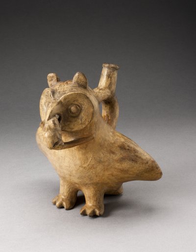 Henkel-Ausgussgefäß in Form einer Eule, die eine Maus frisst, 100 v. Chr.-500 n. Chr. von Moche