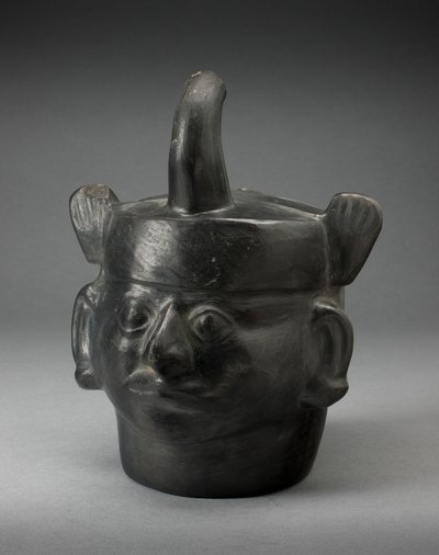 Porträtgefäß in Form eines Herrschers mit einem Katzenkopfschmuck von Moche