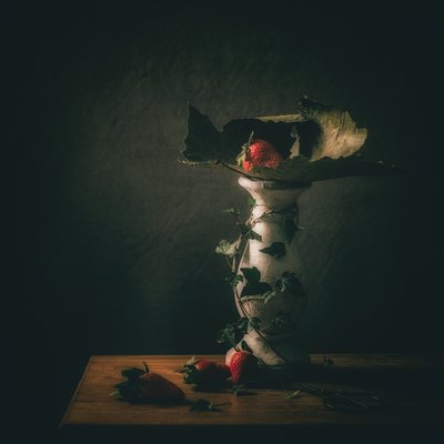 Stimmungsvolle Erdbeer-Pedestal von Monique van Velzen