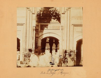 Das Safa-Tor, eine Gruppe von Fotos von Mekka und den heiligen Stätten des Islam, ca. 1879-80 (Albuminabzug) von Muhammad Sadiq Bey