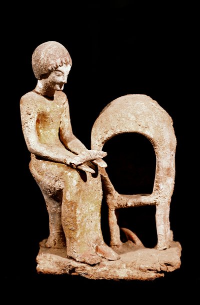 Mykenische Kunst: weibliche Figur in der Nähe eines Ofens, die ein Brot in der Hand hält. 16. Jahrhundert v. Chr. Straßburg, Archäologisches Museum von Mycenaean