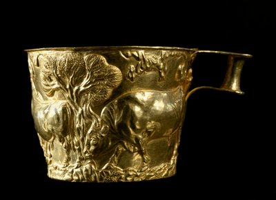Mykenische Kunst: Goldbecher mit Darstellung eines Stiers, der den Boden aufwühlt, aus Vapheio. 1500 v. Chr. Nationales Archäologisches Museum von Athen, Griechenland von Mycenaean