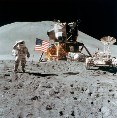 Astronaut James Irwin 1930-1991 grüßt auf dem Mond, 1971 von NASA Images