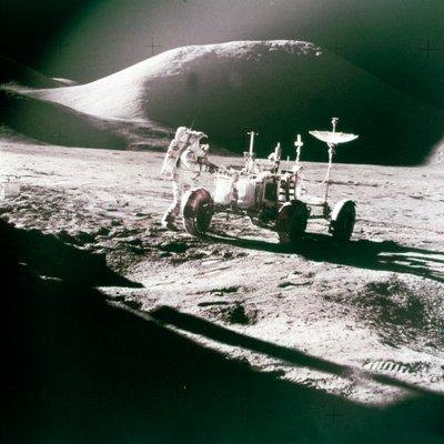 Astronaut mit Mondfahrzeug auf dem Mond, 1970er Jahre von NASA Images