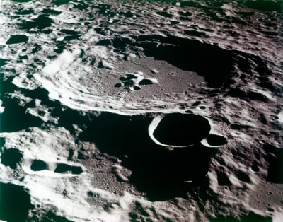 Nahaufnahme eines Kraters auf der Mondoberfläche von NASA Images