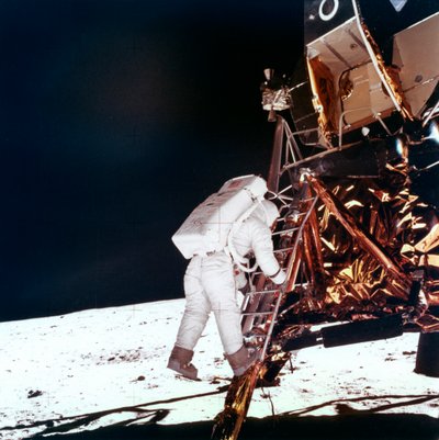 Edwin Buzz Aldrin steigt die Leiter des Mondmoduls hinab, um auf dem Mond zu gehen, 1969 von NASA Images