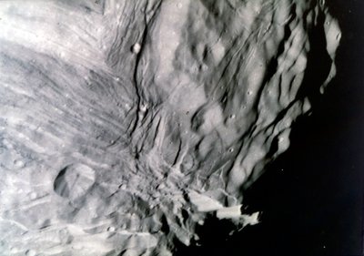 Miranda, einer der Monde des Uranus, gesehen von Voyager 2, 24. Januar 1986 von NASA Images
