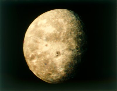Oberon, Mond des Uranus, von Voyager 2 von NASA Images