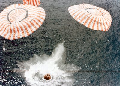 Die Apollo-15-Kapsel landet sicher trotz eines Fallschirmversagens, Mittlerer Pazifik, 1971 von NASA Images