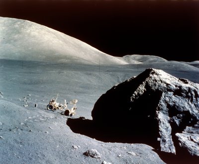 Der Rover wird von einem riesigen Felsen auf der Mondoberfläche überragt, Apollo 17 Mission, Dezember 1972 von NASA Images