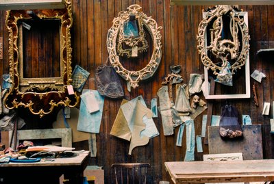 Spiegelrahmen warten auf Vergoldung in der Werkstatt eines Möbelrestaurators in London, UK von Nathan Benn