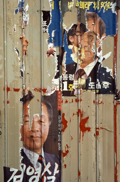 Zerrissene Wahlplakate bezüglich der Wahl zwischen Roh Tae Woo, Kim Young Sam und K... von Nathan Benn