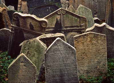 Grabsteine auf dem Alten Jüdischen Friedhof in Josefov, dem jüdischen Viertel der Altstadt von Prag von Nathan Benn