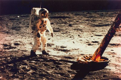 Buzz Aldrin geht auf der Mondoberfläche in der Nähe eines Beins des Mondmoduls, 1969 von Neil Armstrong